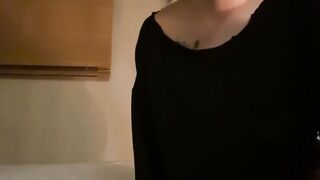 스타킹 찢어달라는 쓰리썸 검스녀
