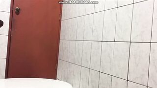 장실와서 벙개때리는 만남커플