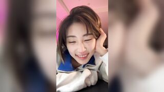 타투 보여준다면서 은근슬쩍 가슴자랑하는 방송인 2