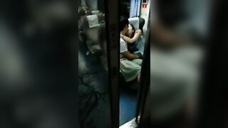 기차안에서 키스