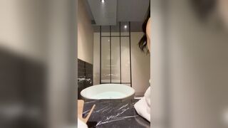 풋풋한 커플의 욕조섹스