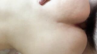 첫경험인데 느끼는 어린년_4