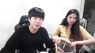 25살 유라 건이(이건우) 다은 누가 캡쳐해서 사이트에 올렸대 팝콘티비 (3) 22