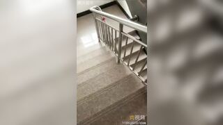 哥哥上班去了嫂嫂穿上情趣絲襪高跟鞋叫我自己開門去草她，偷情上癮了 china