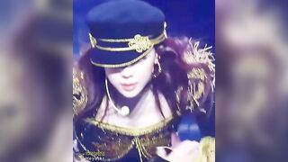 윈터 가슴골 (1)