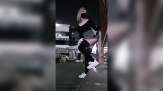 새벽시장에서 딜도꼽고 자위하는 변녀