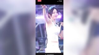 김지원 젖꼭지 노출 (1)