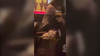 펍에서 대놓고 떡치는 꼭지돈 커플~