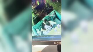 대낮에 커피숍에서 물고빠는 정신나간 커플