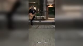 섬나라 꼴통들 길에서 묶어놓고 사진촬영