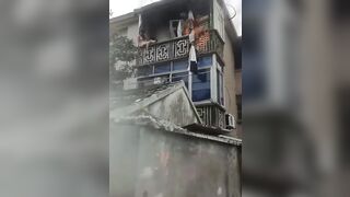 집에 불나서 탈출하는 나체녀 사건사고