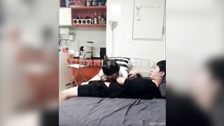 목으로 꿀떡꿀떡 넘겨주는 여자