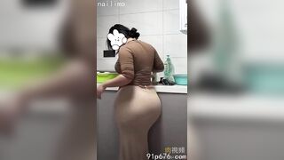偷情坦克肥臀嫂子，這巨臀每次撞擊都會顫抖，碩大的肥臀堪比肩寬！ china