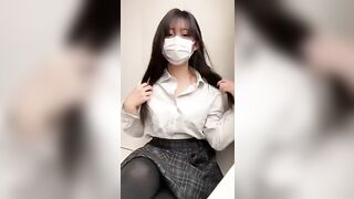 꼴려서 카메라 키고 하나씩 벗어가는 그녀