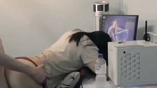 컴퓨터 앞에서