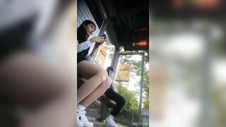 버스를 기다리는 소녀
