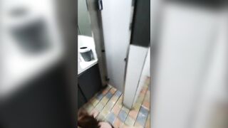 못참고 투썸 화장실에서
