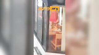 [텀블러] 술집에서 찍히는지도 모르고 대딸쳐주는 커플