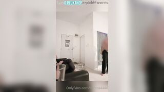 주류 판매점에서 남자들을 만나 쓰리썸