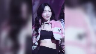 태연 볼록한 가슴 (2)