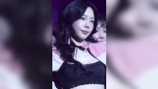 태연 볼록한 가슴 (3)