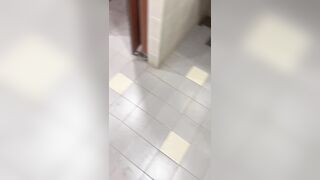 공중화장실 문 열어놓고 보지만지고 있는 애