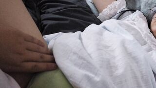 가랑이 벌리고 자는년 만지작만지작