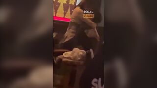 펍에서 대놓고 떡치는 커플
