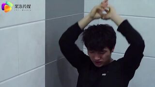집안에 침입한 절도범에게 질싸 당하는 아내