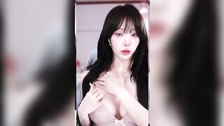 겨우디 젖가슴 벌려서 보여주는 가슴골 사이 점