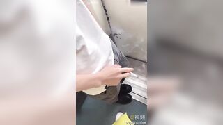 飢渴禦姐火車上主動搭訕單男聊天，沒忍住躲著乘務員偷偷跑到廁所裡面搖起 - china