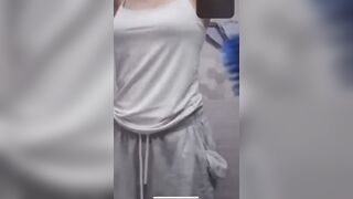흰색티 회츄에 숨겨진 알몸이 궁금해