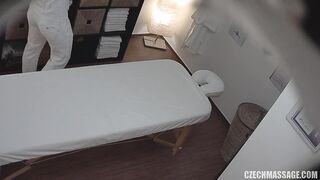 콘돔없이 마사지사의 생자지 까지 받아주는 미녀