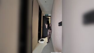 직원과 대화하는 와이프 뒷태 ㅋㅋ