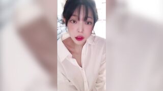소시지 물고 유디 살찐다