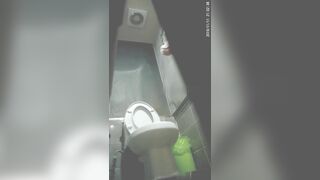 【絶妙なトイレショット】韓国の女子大生がバーで酔っ払ってトイレで倒れそうになる korean porn vip ipcam