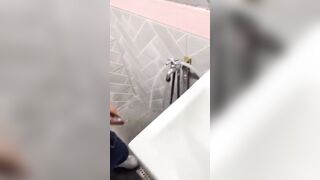 쉬싸는 친구 듕