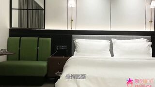 約了個神似某個網紅的小妹氣質優雅兔女郎制服後入懟起來小尾巴一晃一晃的表情淫蕩小穴都被我懟出血了 曹长卿 china