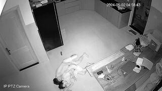 トイレに行こうとしていたところを娘に見つかり、恥ずかしさのあまりすぐに部屋へ逃げ込んでしまった ipcam