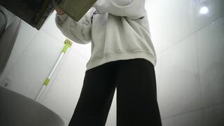 クラシックトイレショット「トイレシリーズ」かわいい女の子も服を脱いでブラジャーを開けて胸を弄ぶ必要があります ipcam (9)