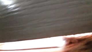 シャワー室のドアの隙間から、隣人が自慰行為をしているのをこっそり撮影した。わざと声を押し殺して何度か笑った。すると、彼女はたちまち凍りついた ipcam
