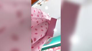 【KFC】タイトスカートにメガネの女子がスナック菓子を買っている。白いインナーCDがカメラに収まりそうになる ipcam 3