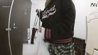 トイレの固定カメラが女子生徒がおしっこをしたり着替えたりする様子を撮影した ipcam