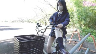 自転車に乗ってるミニスカ制服女子（2）開脚待機、立ち漕ぎパンチラ ipcam