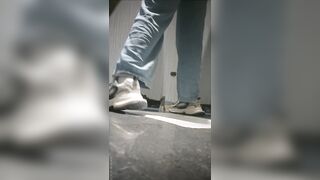 【トイレ撮影】トイレで用を足す美女を手持ち横位置で隠し撮り（２） ipcam