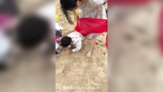 【高抄拍胸】海边露天 近距离怼奶拍小葡萄(10) [某房原版]50V ipcam 2