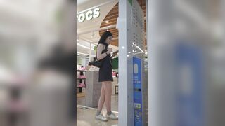 衣料品店のCDに警戒する超美人…ピンクの下着に両サイドの髪が隠れてスカートが隠れる ipcam