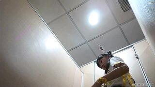 【新着トイレ撮影】TWアートフェスティバルの舞台裏のトイレの隠し撮り、ツインポニーテールの可愛い女子クラスメイト2人 ipcam (2)