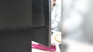 【同僚OLの乳首胸ちら#41】2名分机下パンチラ掃除胸チラ ipcam