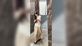 【极品厕拍】高价收费群 高颜值美女补光偷拍51位51V[某房原版] ipcam 1 (13)